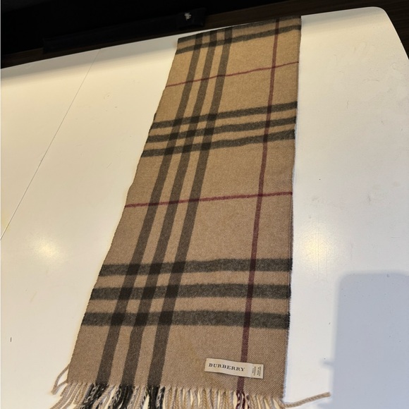 Burberry scarves authentic - Picture 8 of 11